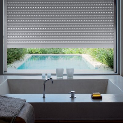 Volet roulant blanc en Aluminium, manœuvre par sangle