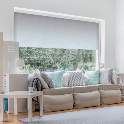 Volet roulant blanc en PVC, manœuvre par sangle