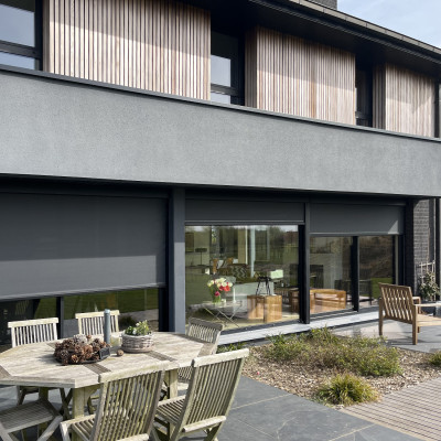 Store extérieur motorisé avec interrupteur - coffre gris