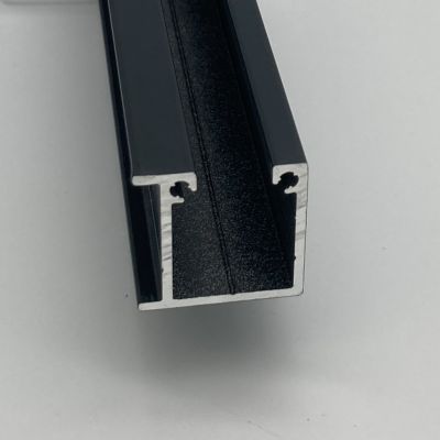 Coulisse gris anthracite pour store extérieur en coupe